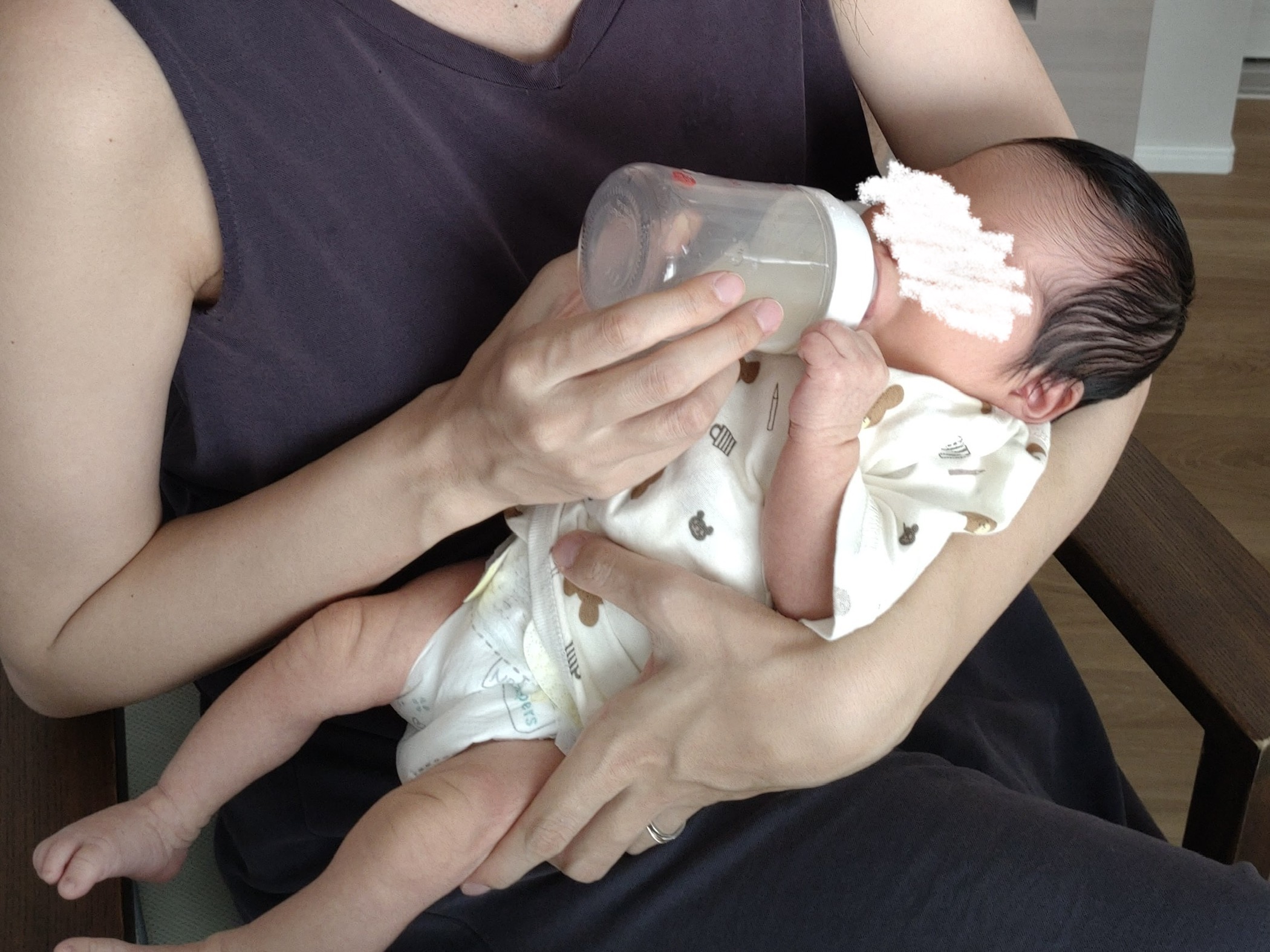 赤ちゃんにミルクをあげる様子