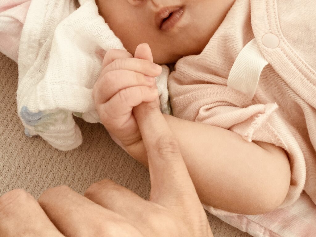 生後1ヶ月の赤ちゃんの手とママの手