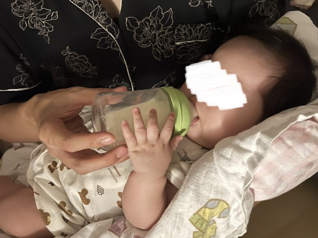 寝室で授乳中の赤ちゃん