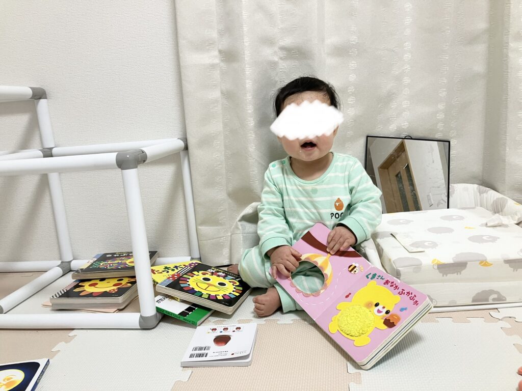 生後9ヶ月 起床後に遊んでいる様子