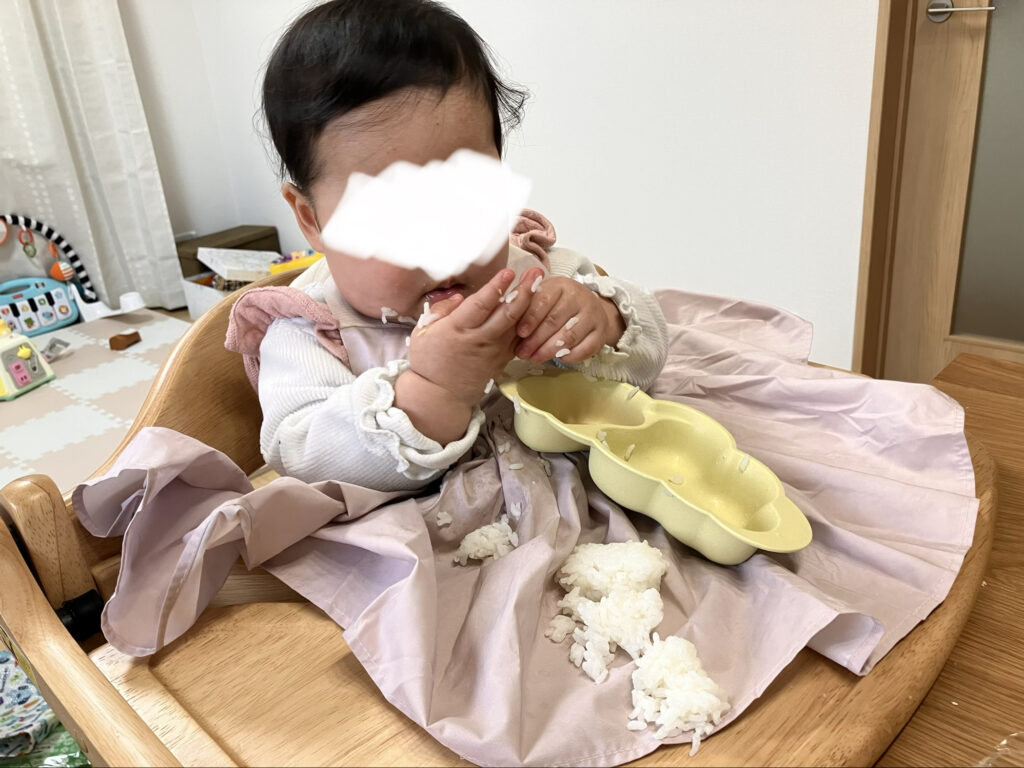 手づかみ食べでこぼす赤ちゃん