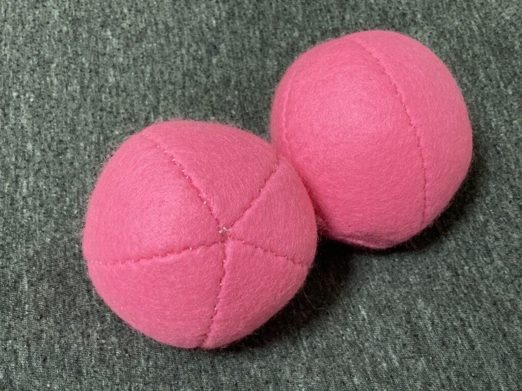 フェルトで作った球体|赤ちゃんまんの耳パーツ