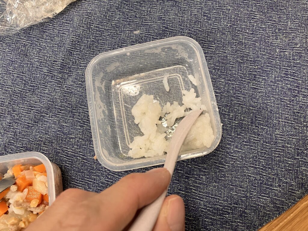 手づかみ食べ ご飯 タッパーの角を使っておにぎり