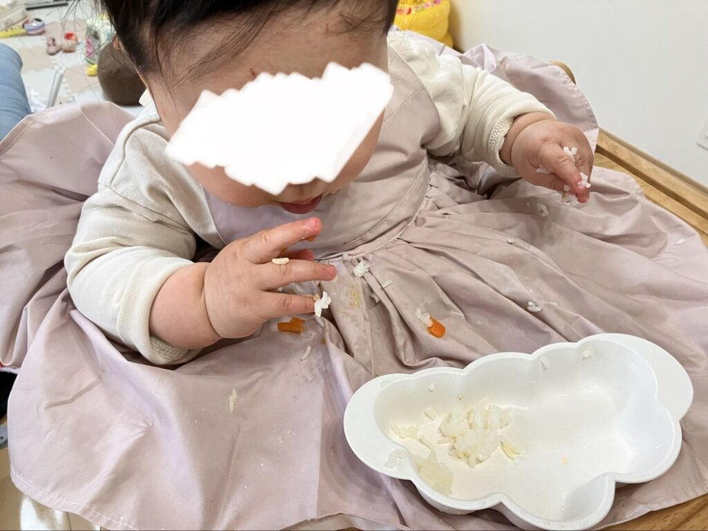 手づかみ食べのご飯に苦戦する赤ちゃん