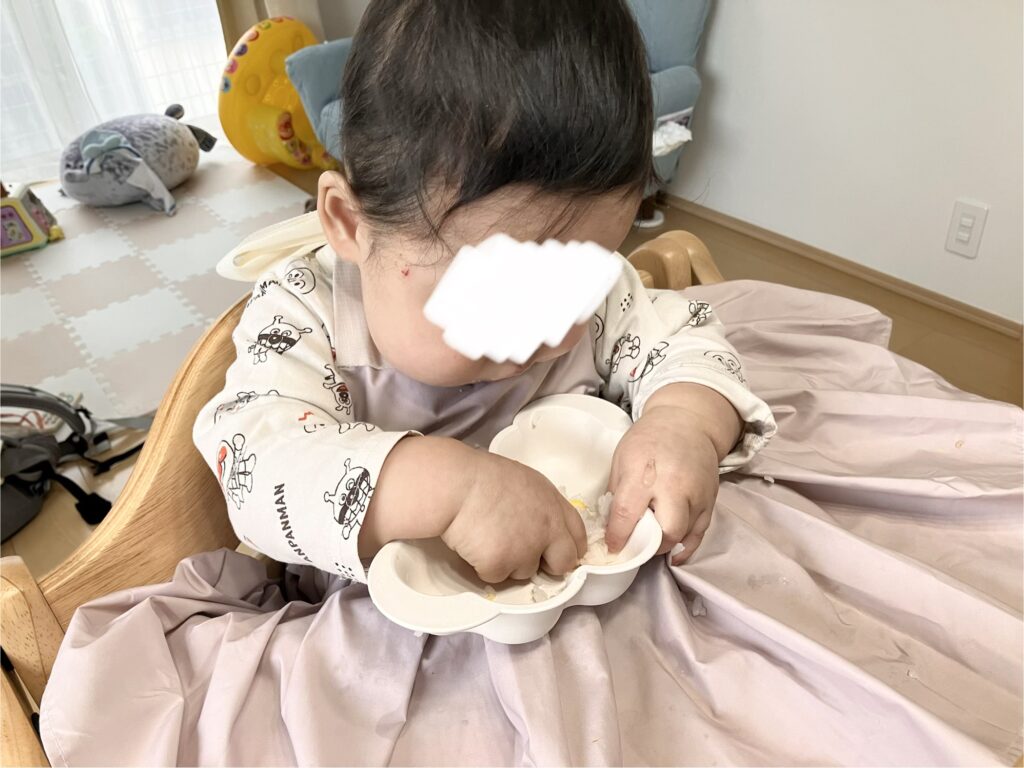 手づかみ食べをする赤ちゃん