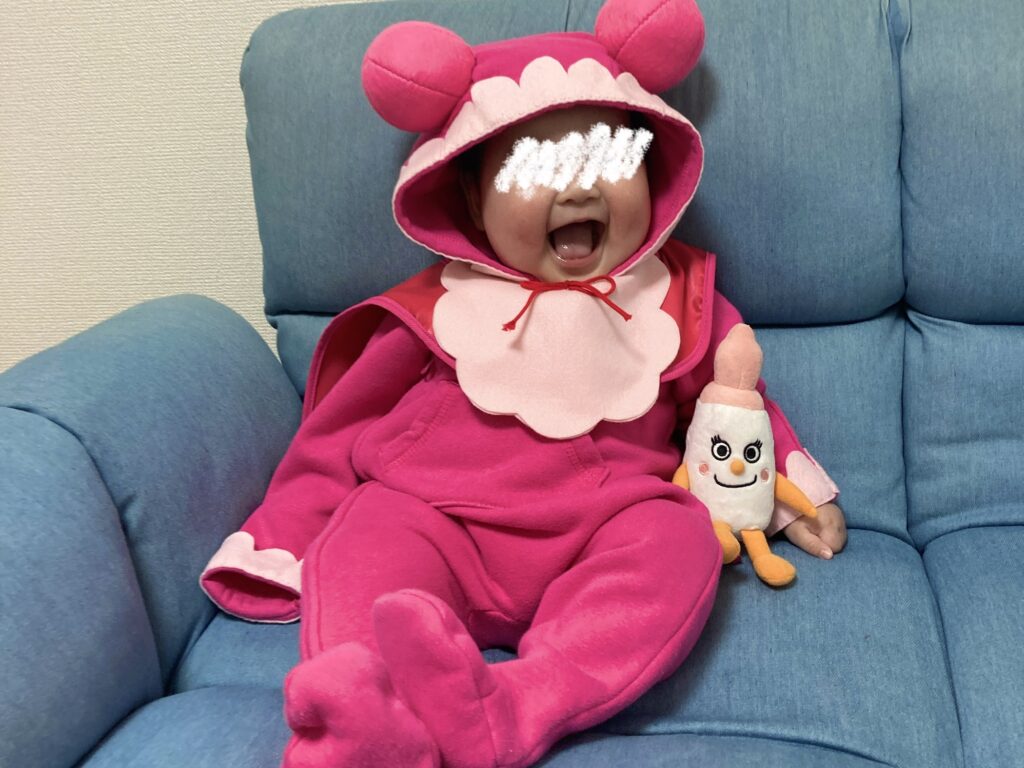 赤ちゃんまんコスプレをする赤ちゃん