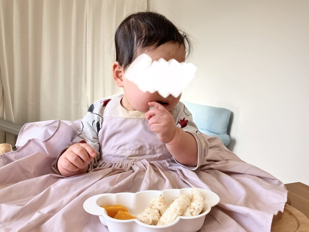 手づかみ食べのご飯に慣れ始めた赤ちゃん