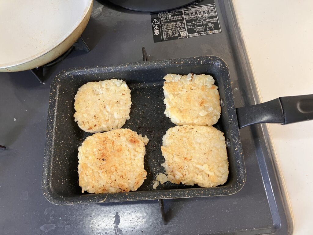 手づかみ食べ用にご飯をおやきにする様子