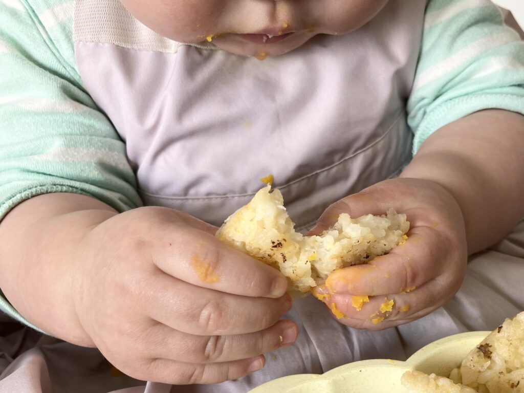 手づかみ食べをする赤ちゃん