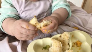 手づかみ食べ ご飯がうまくいかない｜9〜10ヶ月に試した対策とおやきレシピ