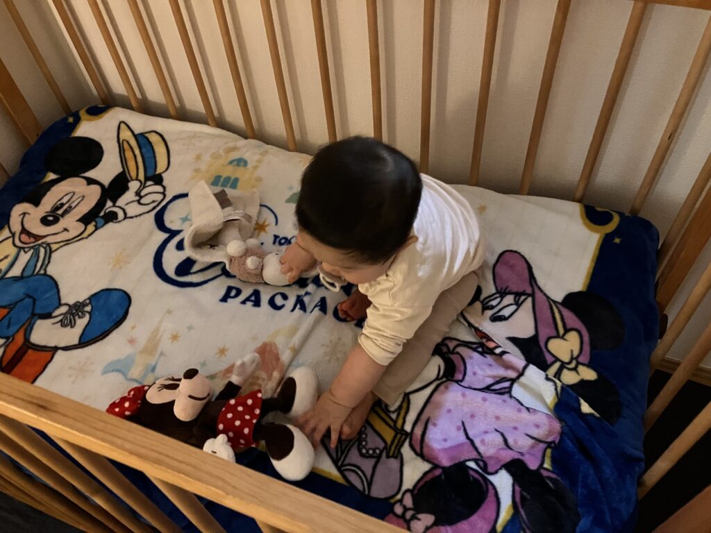 生後9ヶ月の赤ちゃんが寝室で遊ぶ様子