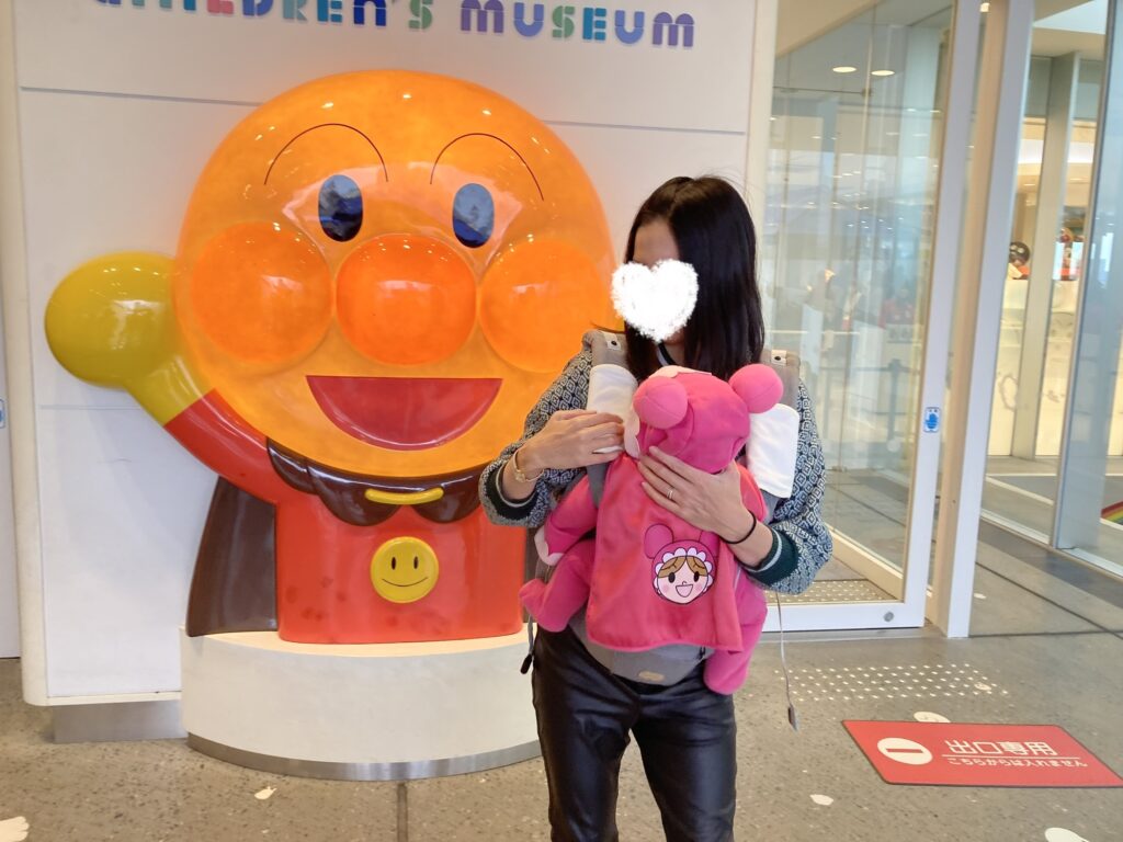 アンパンマンミュージアム入口にて赤ちゃんと