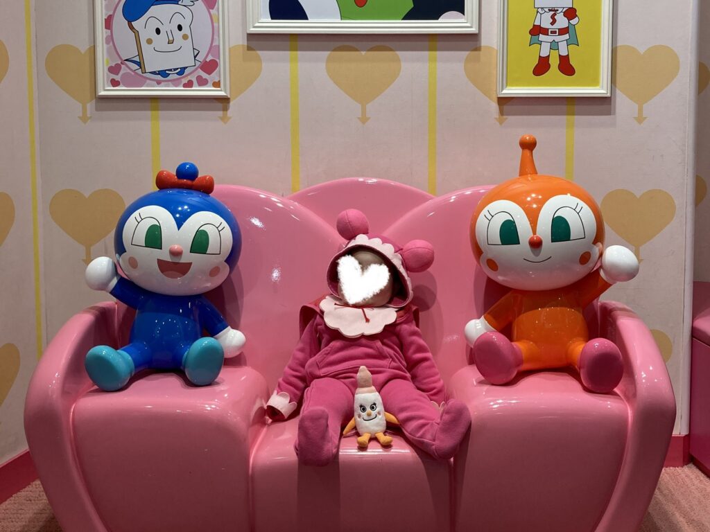 赤ちゃんまんコスプレでドキンちゃん・コキンちゃんと記念撮影