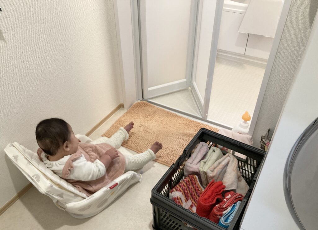お風呂場で待機する赤ちゃん