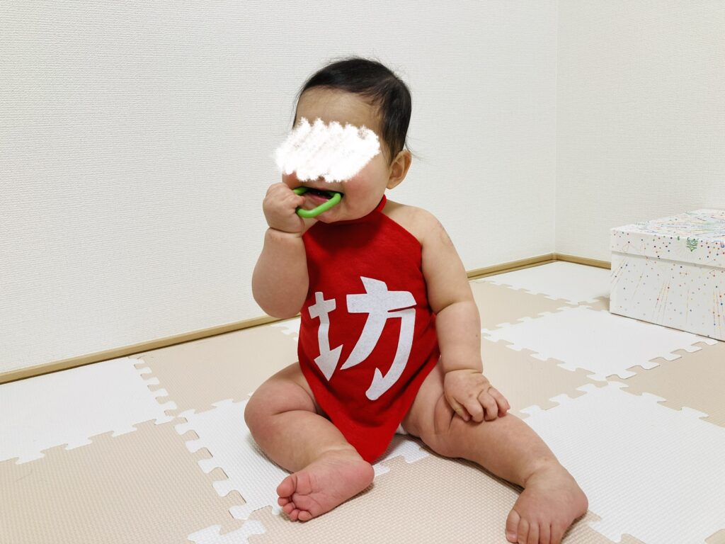 坊のコスプレをする赤ちゃん