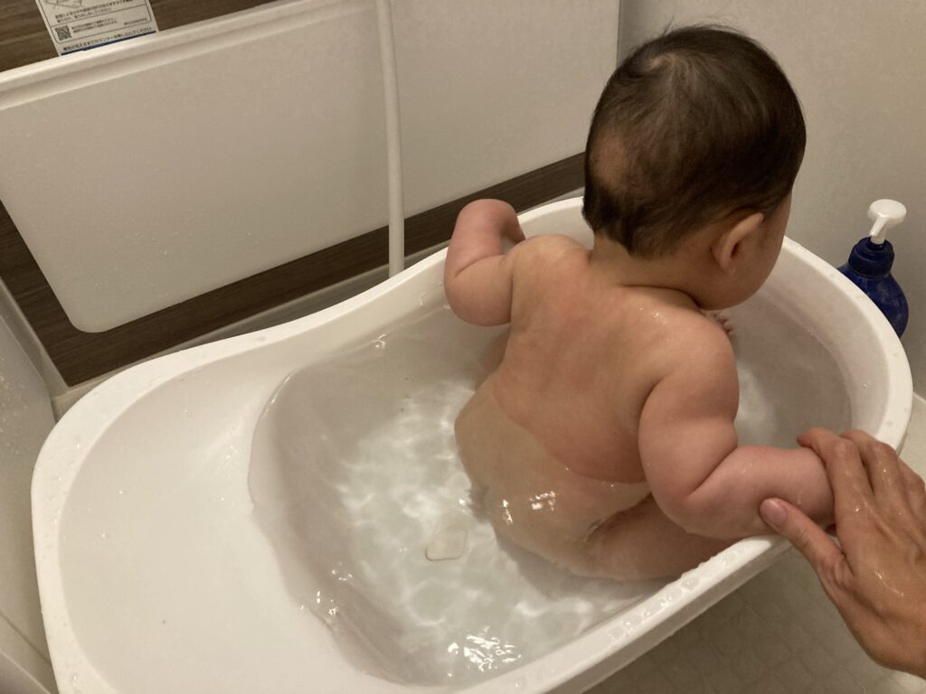 ベビーバスにお座りする赤ちゃん
