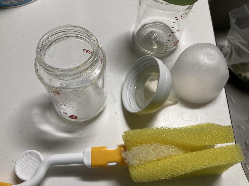 哺乳瓶の洗浄作業