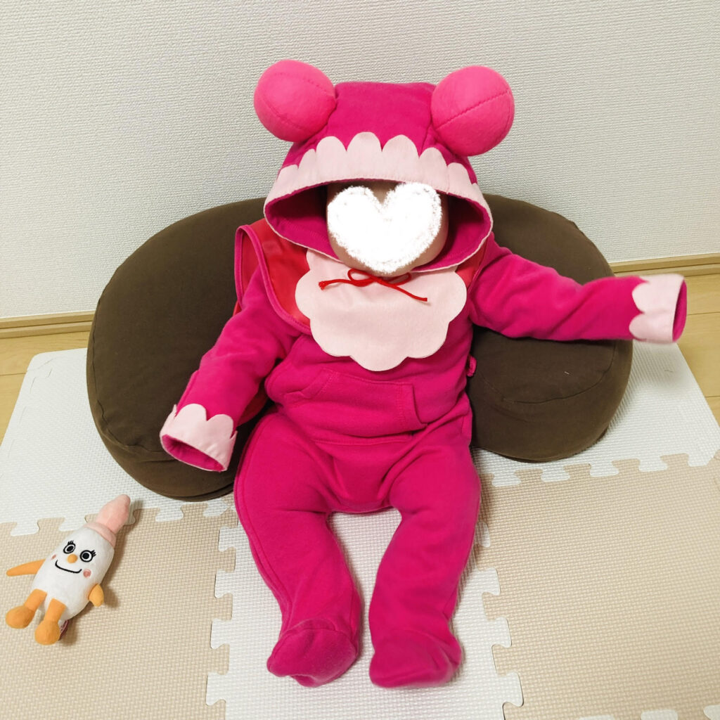 赤ちゃんまん衣装を着た赤ちゃん