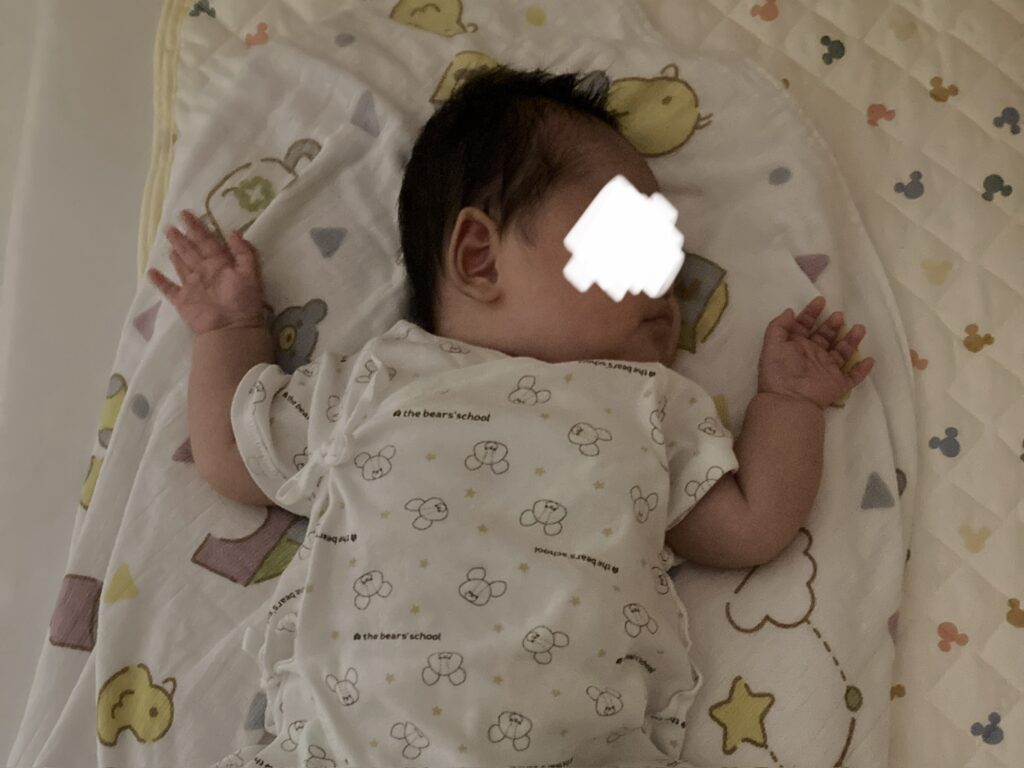 お昼寝のネントレをする赤ちゃん