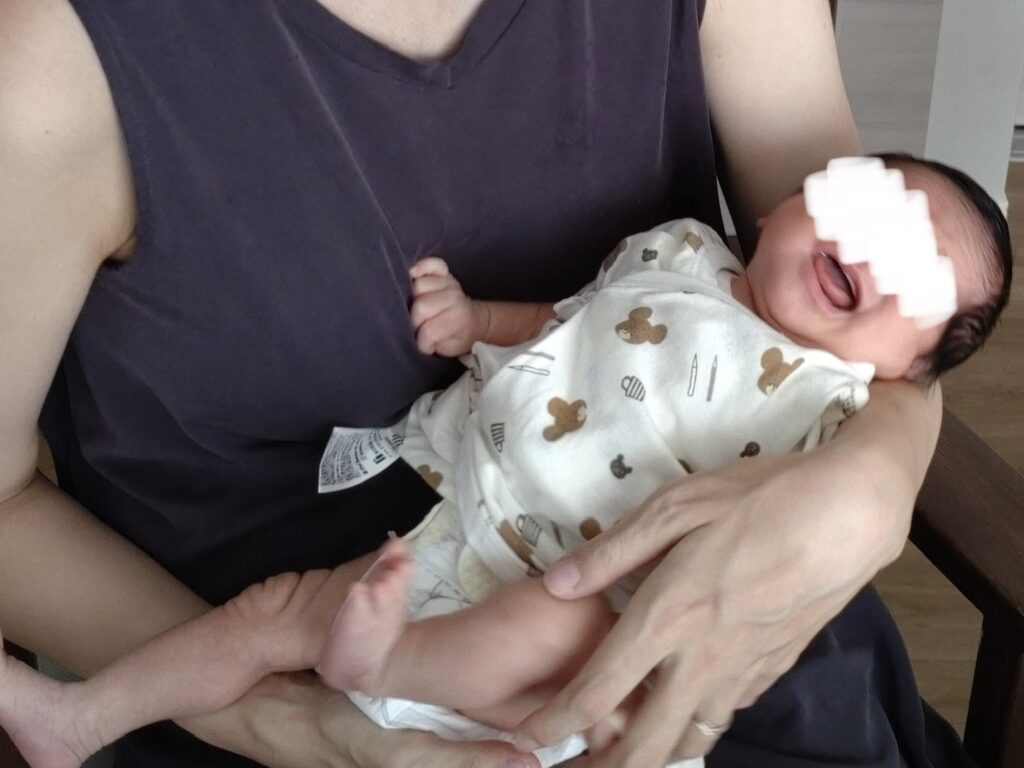抱っこで寝かしつけをするが寝ない赤ちゃん