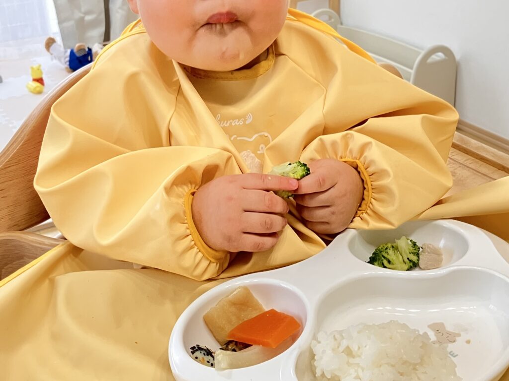 生後10ヶ月頃の手づかみ食べの様子