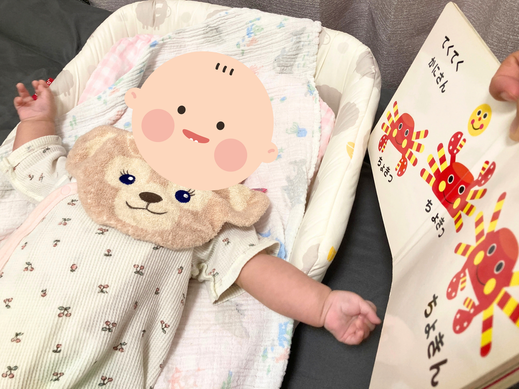 生後3ヶ月の赤ちゃんに絵本の読み聞かせをする様子