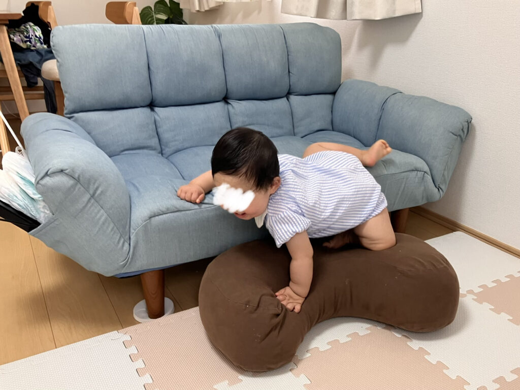 ヨギボーをソファの足元に置いている様子