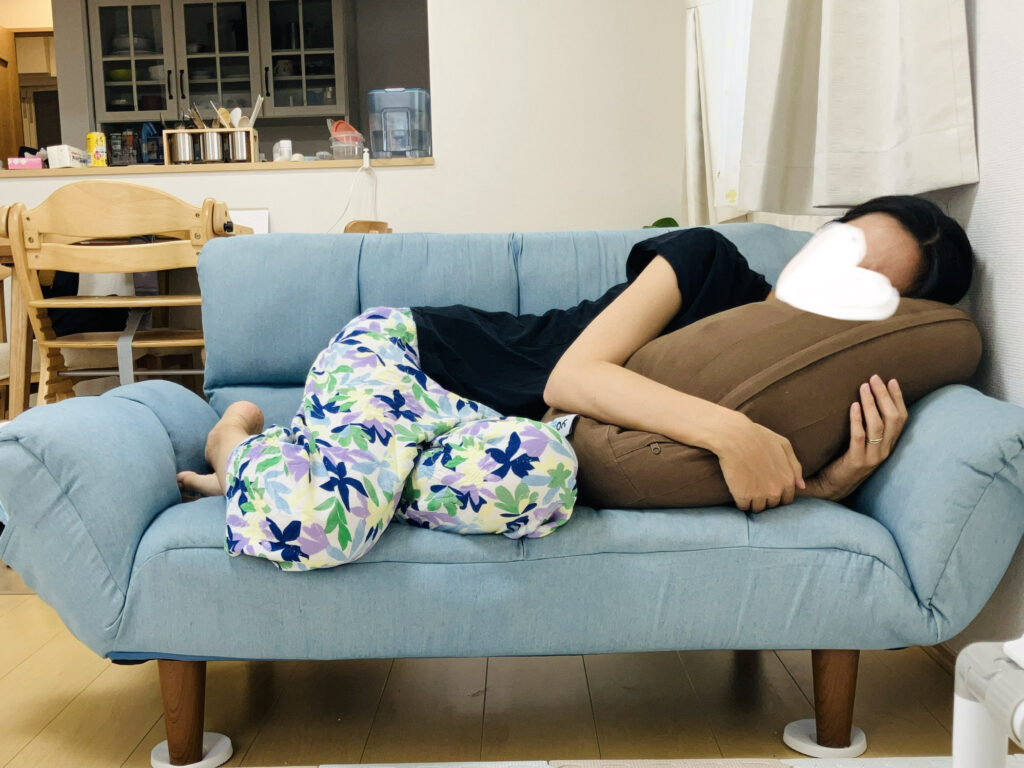 ヨギボーをクッションとして使っているママ