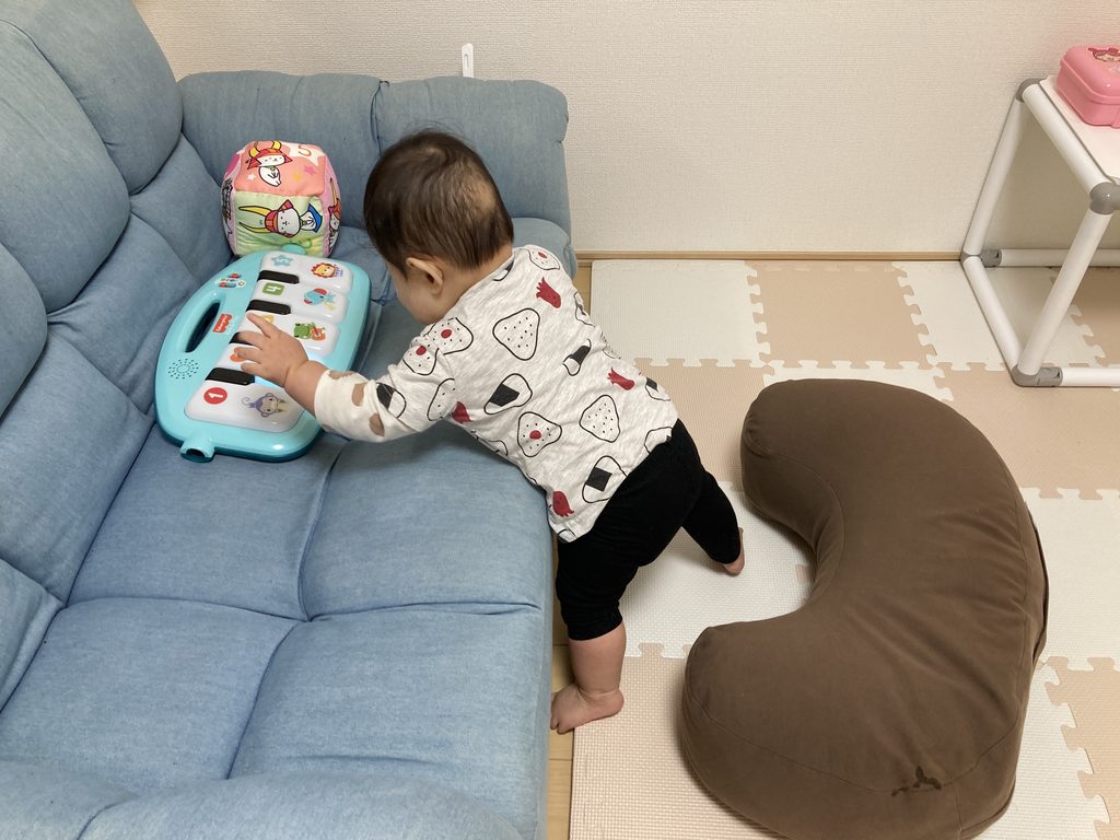 ヨギボーを赤ちゃんのごっつん防止クッションとして使っている様子