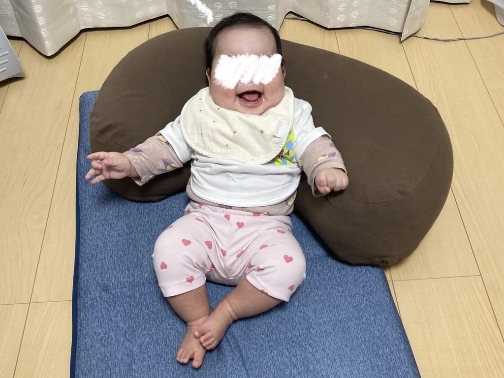 ヨギボーを赤ちゃんのおすわりサポートに使っている様子