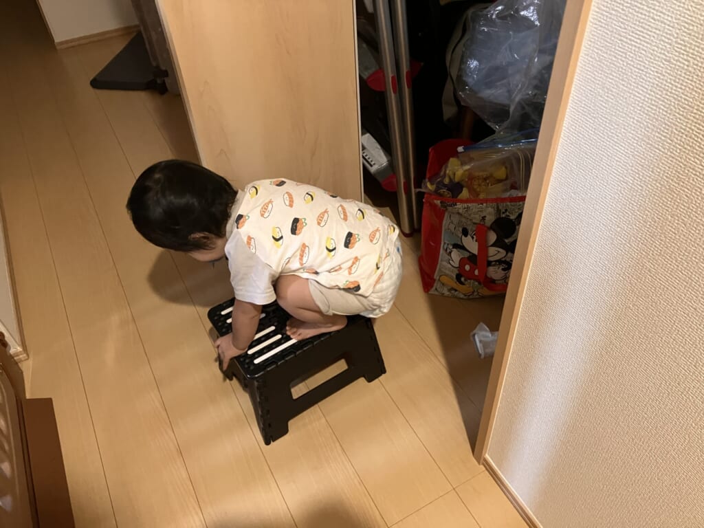 踏み台に乗って遊ぶ１歳の娘