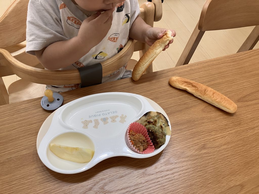 朝食を食べつ１歳の子供の様子