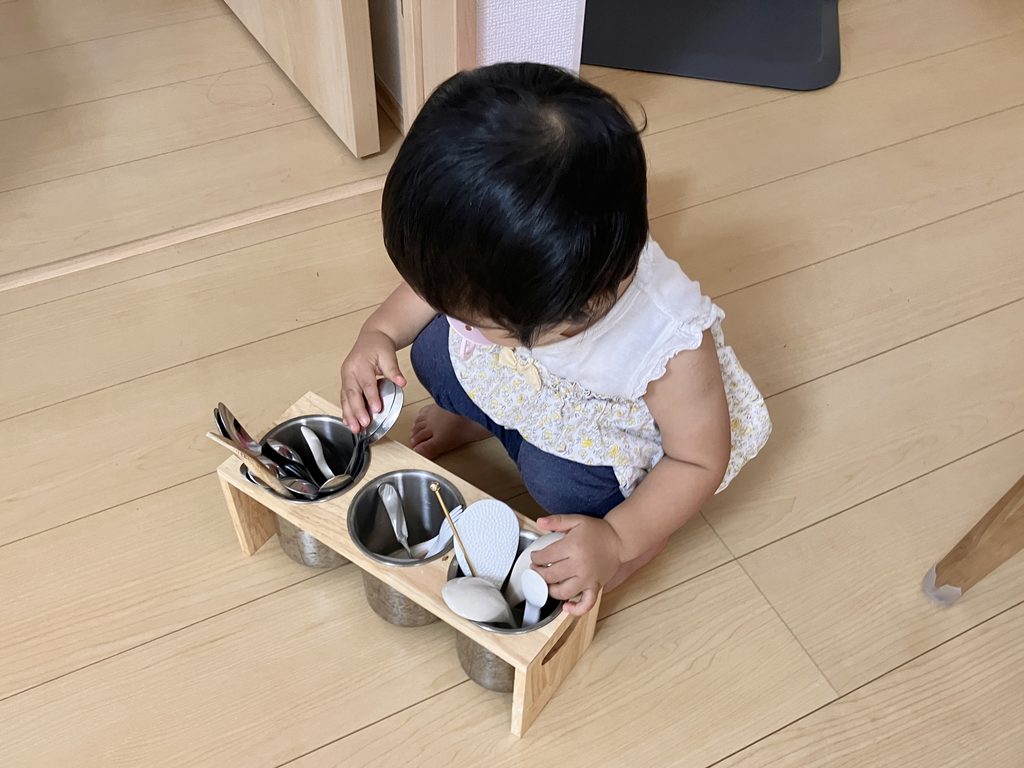 カトラリーセットで遊ぶ１歳の娘の様子