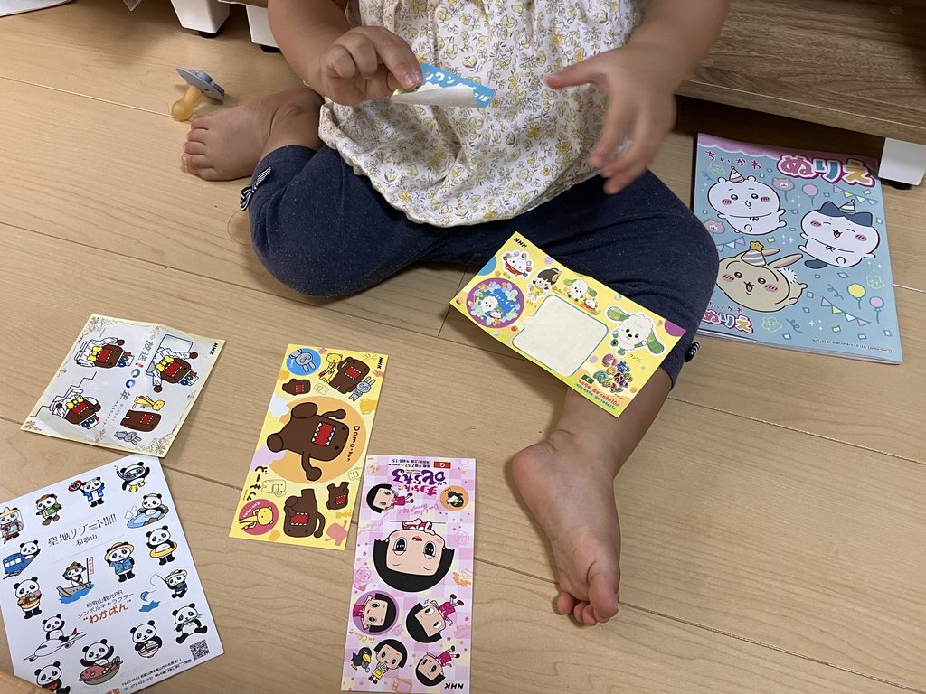 シール遊びをする１歳の娘