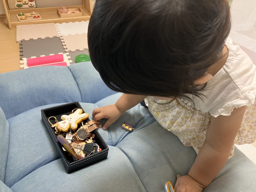 鍵やキーホルダーで遊ぶ１歳の娘