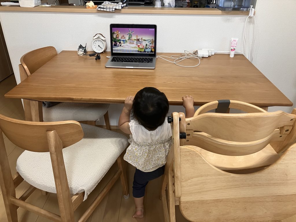 ノートPCでTVを見る１歳の娘