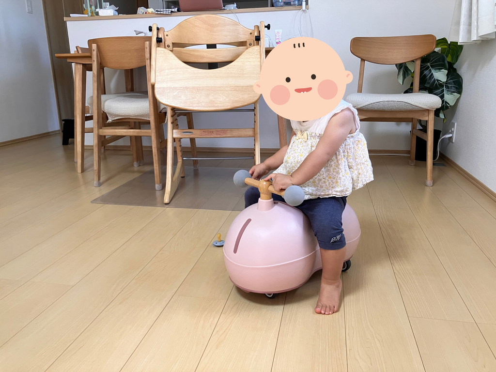 ブーブーに乗って遊ぶ１歳の娘