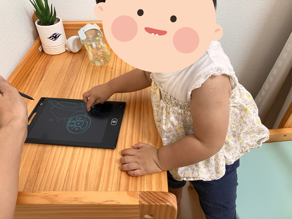 電子メモパッドでお絵描きする1歳娘