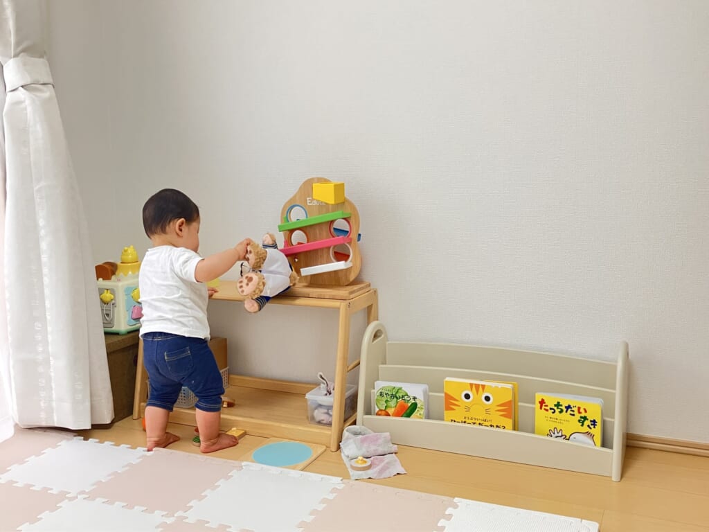 モンテッソーリ棚で遊ぶ1歳娘の様子